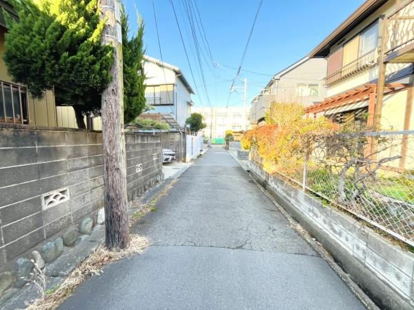 �_�ސ쌧������s���Q2���ڂ̓y�n�̑O�ʓ��H�܂ތ��n�ʐ^