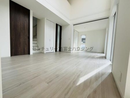 �_�ސ쌧������s��̐V�z��ˌ��Ẵ��r���O