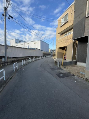 �_�ސ쌧������s�����̐V�z��ˌ��Ă̑O�ʓ��H�܂ތ��n�ʐ^