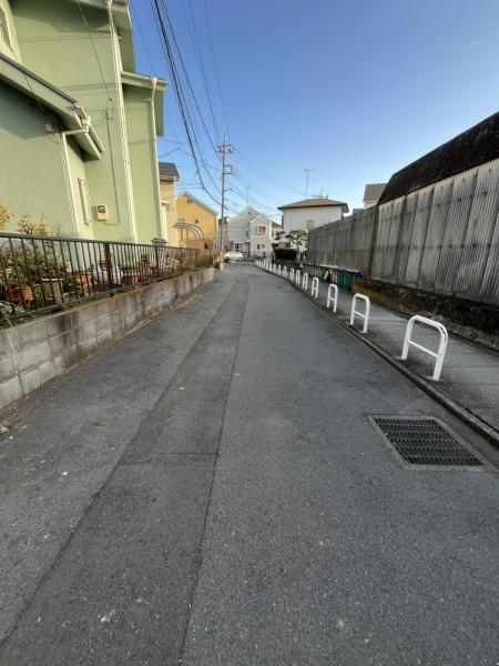 �_�ސ쌧������s�����̐V�z��ˌ��Ă̑O�ʓ��H�܂ތ��n�ʐ^