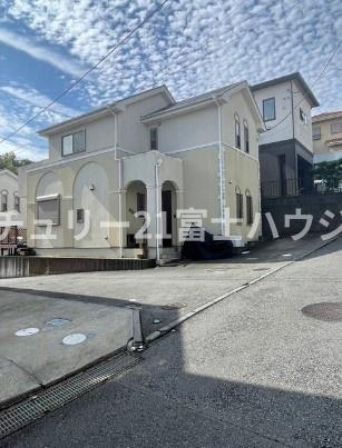 �_�ސ쌧����s����4���ڂ̒��È�ˌ��Ă̑O�ʓ��H�܂ތ��n�ʐ^