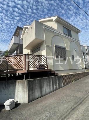 �_�ސ쌧����s����4���ڂ̒��È�ˌ��Ă̑O�ʓ��H�܂ތ��n�ʐ^