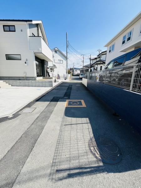 �_�ސ쌧������s���6���ڂ̐V�z��ˌ��Ă̑O�ʓ��H�܂ތ��n�ʐ^