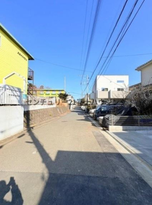 �_�ސ쌧����s�勘�̐V�z��ˌ��Ă̑O�ʓ��H�܂ތ��n�ʐ^