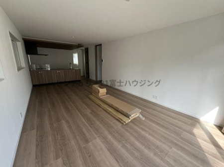 �_�ސ쌧������s�����u1���ڂ̐V�z��ˌ��Ẵ��r���O