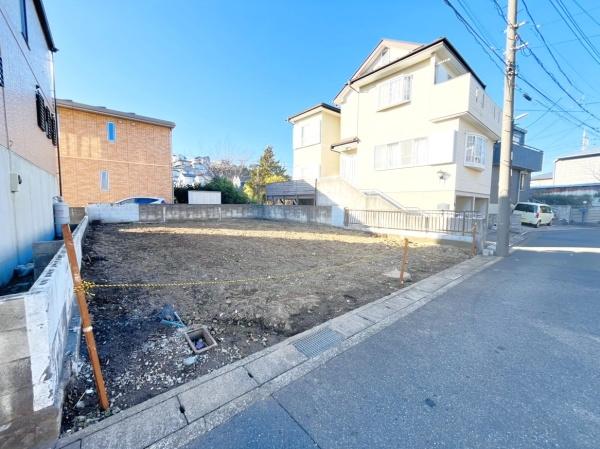 �_�ސ쌧����s����4���ڂ̐V�z��ˌ��Ă̑O�ʓ��H�܂ތ��n�ʐ^