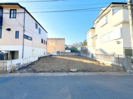 �_�ސ쌧����s����4���ڂ̐V�z��ˌ��Ă̑O�ʓ��H�܂ތ��n�ʐ^