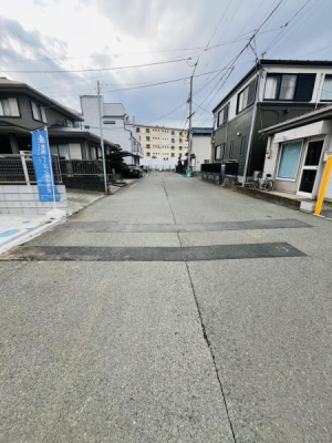 �_�ސ쌧������s����1���ڂ̐V�z��ˌ��Ă̑O�ʓ��H�܂ތ��n�ʐ^