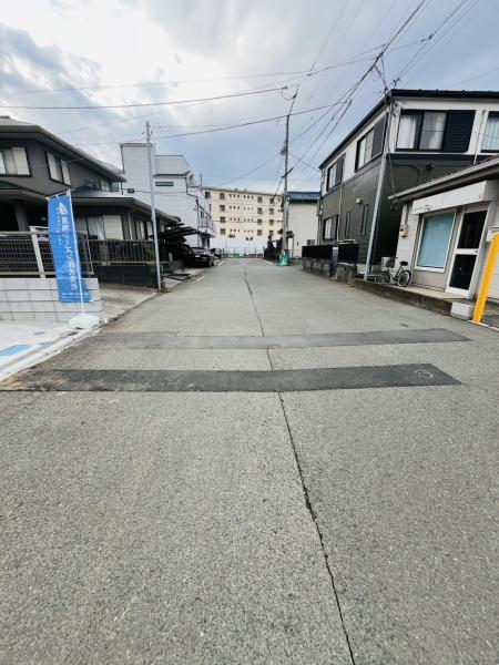 �_�ސ쌧������s����1���ڂ̐V�z��ˌ��Ă̑O�ʓ��H�܂ތ��n�ʐ^