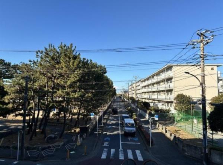 �_�ސ쌧����s�ғ����C��3���ڂ̒��Ã}���V�����̏Z�˂���̒��]�ʐ^