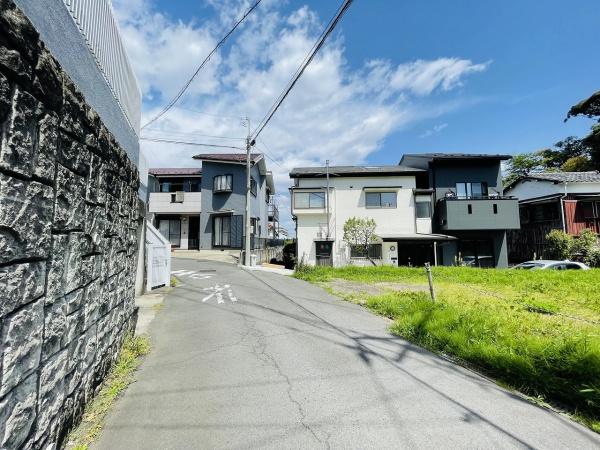 �_�ސ쌧����s�А�2���ڂ̒��È�ˌ��Ă̑O�ʓ��H�܂ތ��n�ʐ^