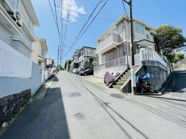 �_�ސ쌧����s�А�2���ڂ̒��È�ˌ��Ă̑O�ʓ��H�܂ތ��n�ʐ^