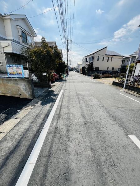 �_�ސ쌧������s���2���ڂ̐V�z��ˌ��Ă̑O�ʓ��H�܂ތ��n�ʐ^