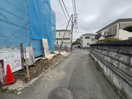 �_�ސ쌧������s���5���ڂ̐V�z��ˌ��Ă̑O�ʓ��H�܂ތ��n�ʐ^