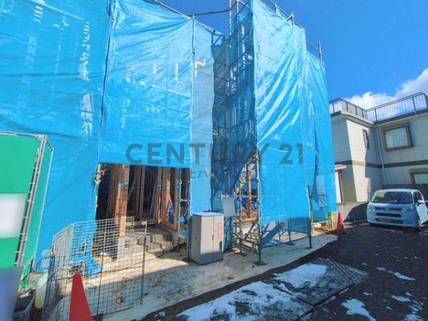 �_�ސ쌧������s���5���ڂ̐V�z��ˌ��Ă̑O�ʓ��H�܂ތ��n�ʐ^