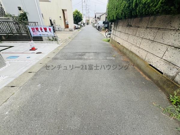 �_�ސ쌧������s�����̐V�z��ˌ��Ă̑O�ʓ��H�܂ތ��n�ʐ^