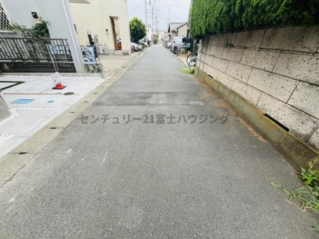 �_�ސ쌧������s�����̐V�z��ˌ��Ă̑O�ʓ��H�܂ތ��n�ʐ^