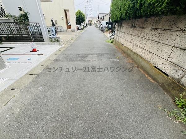 �_�ސ쌧������s�����̐V�z��ˌ��Ă̑O�ʓ��H�܂ތ��n�ʐ^