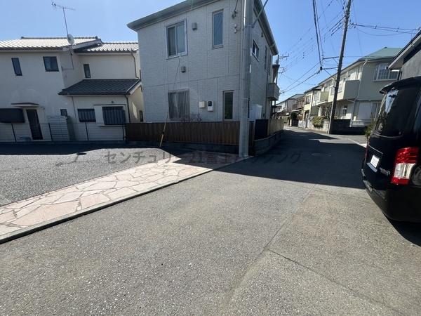 �_�ސ쌧������s���C�ݖk5���ڂ̐V�z��ˌ��Ă̑O�ʓ��H�܂ތ��n�ʐ^