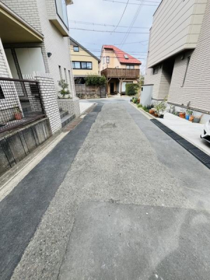 �_�ސ쌧������s���C�ݓ�4���ڂ̐V�z��ˌ��Ă̑O�ʓ��H�܂ތ��n�ʐ^