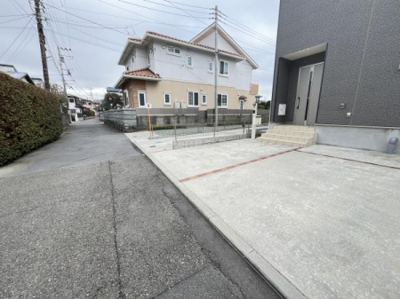 �_�ސ쌧������s����2���ڂ̒��È�ˌ��Ă̑O�ʓ��H�܂ތ��n�ʐ^