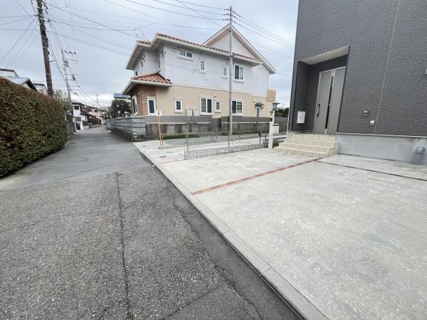 �_�ސ쌧������s����2���ڂ̒��È�ˌ��Ă̑O�ʓ��H�܂ތ��n�ʐ^