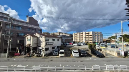 �_�ސ쌧������s������̒��Ã}���V�����̏Z�˂���̒��]�ʐ^