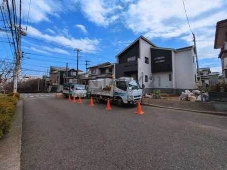 �_�ސ쌧������s��̐V�z��ˌ��Ă̑O�ʓ��H�܂ތ��n�ʐ^