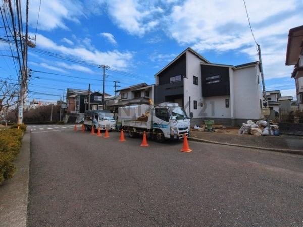 �_�ސ쌧������s��̐V�z��ˌ��Ă̑O�ʓ��H�܂ތ��n�ʐ^