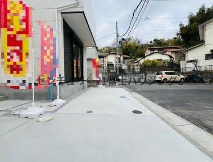 �_�ސ쌧����s�А�1���ڂ̐V�z��ˌ��Ă̑O�ʓ��H�܂ތ��n�ʐ^