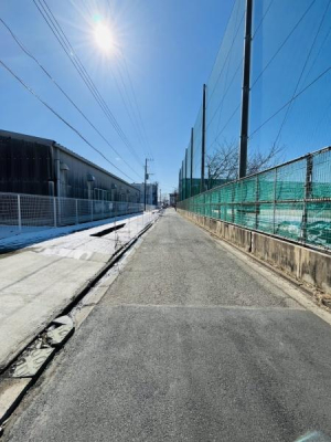 �_�ސ쌧������s���c1���ڂ̐V�z��ˌ��Ă̑O�ʓ��H�܂ތ��n�ʐ^