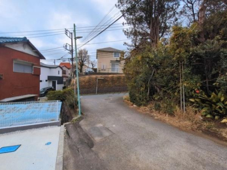 �_�ސ쌧����s����1���ڂ̐V�z��ˌ��Ă̑O�ʓ��H�܂ތ��n�ʐ^