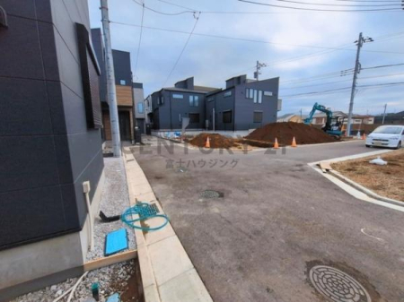 �_�ސ쌧����s���5���ڂ̐V�z��ˌ��Ă̑O�ʓ��H�܂ތ��n�ʐ^