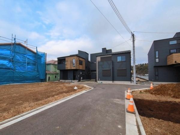 �_�ސ쌧����s���5���ڂ̐V�z��ˌ��Ă̑O�ʓ��H�܂ތ��n�ʐ^