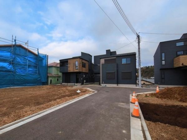 �_�ސ쌧����s���5���ڂ̐V�z��ˌ��Ă̑O�ʓ��H�܂ތ��n�ʐ^