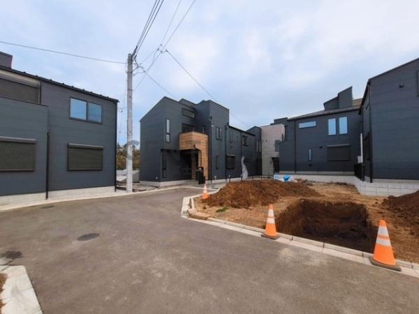 �_�ސ쌧����s���5���ڂ̐V�z��ˌ��Ă̑O�ʓ��H�܂ތ��n�ʐ^