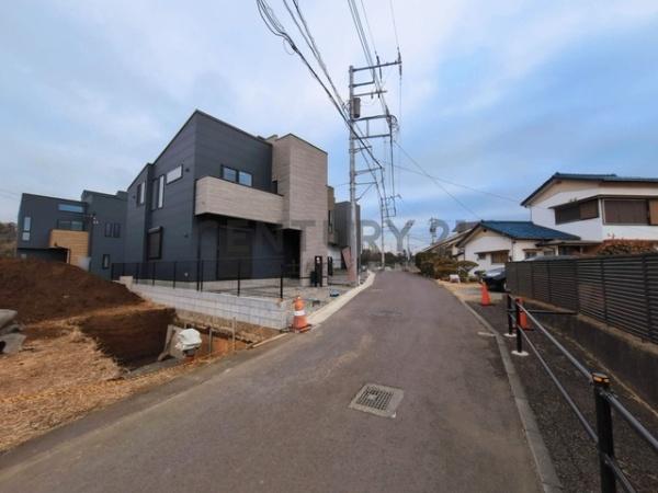 �_�ސ쌧����s���5���ڂ̐V�z��ˌ��Ă̑O�ʓ��H�܂ތ��n�ʐ^