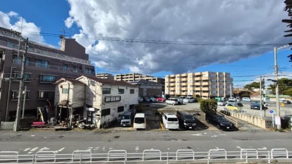 �_�ސ쌧������s������̒��Ã}���V�����̏Z�˂���̒��]�ʐ^