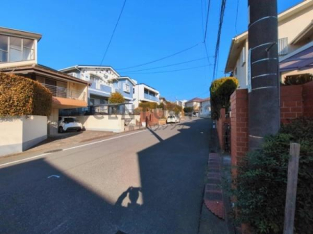 �_�ސ쌧����s�А��R1���ڂ̐V�z��ˌ��Ă̑O�ʓ��H�܂ތ��n�ʐ^