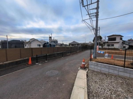 �_�ސ쌧����s���5���ڂ̐V�z��ˌ��Ă̑O�ʓ��H�܂ތ��n�ʐ^