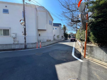 �_�ސ쌧����s����������1���ڂ̐V�z��ˌ��Ă̑O�ʓ��H�܂ތ��n�ʐ^