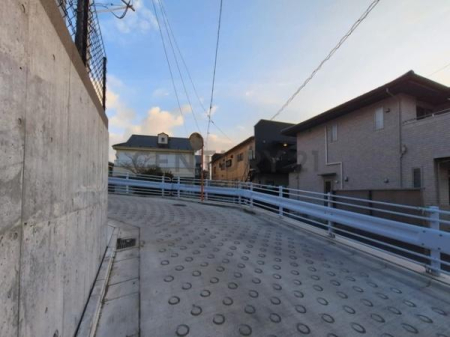 �_�ސ쌧����s�А�4���ڂ̐V�z��ˌ��Ă̑O�ʓ��H�܂ތ��n�ʐ^