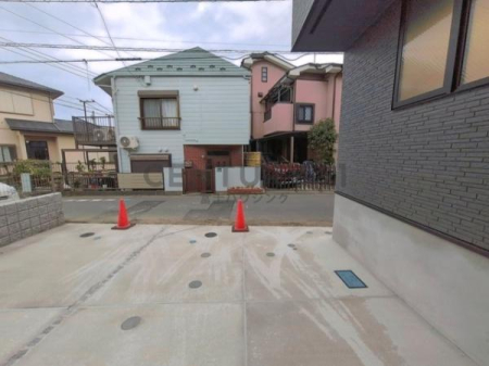 �_�ސ쌧����s�ғ�1���ڂ̐V�z��ˌ��Ă̑O�ʓ��H�܂ތ��n�ʐ^