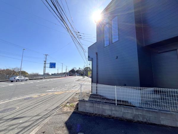 �_�ސ쌧����s���̐V�z��ˌ��Ă̑O�ʓ��H�܂ތ��n�ʐ^