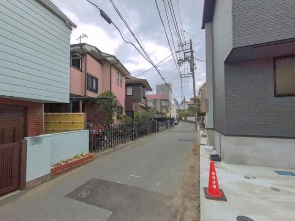 �_�ސ쌧����s�ғ�1���ڂ̐V�z��ˌ��Ă̑O�ʓ��H�܂ތ��n�ʐ^