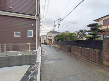 �_�ސ쌧����s�����C��7���ڂ̐V�z��ˌ��Ă̑O�ʓ��H�܂ތ��n�ʐ^