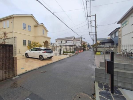 �_�ސ쌧����s�����C��7���ڂ̐V�z��ˌ��Ă̑O�ʓ��H�܂ތ��n�ʐ^