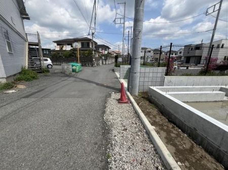 �_�ސ쌧������s����1���ڂ̐V�z��ˌ��Ă̑O�ʓ��H�܂ތ��n�ʐ^