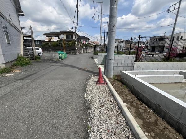 �_�ސ쌧������s����1���ڂ̐V�z��ˌ��Ă̑O�ʓ��H�܂ތ��n�ʐ^