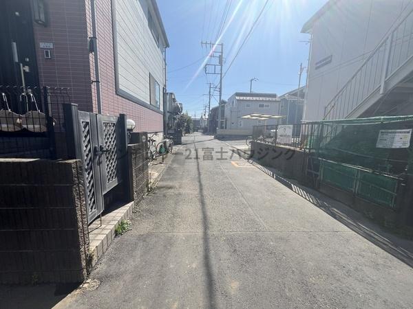 �_�ސ쌧������s���c2���ڂ̐V�z��ˌ��Ă̑O�ʓ��H�܂ތ��n�ʐ^